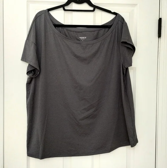 Torrid Active Dark Grey Short Sleeve Shirt Size 1 Moisture Wicking Charcoal Tee - Picture 1 of 4